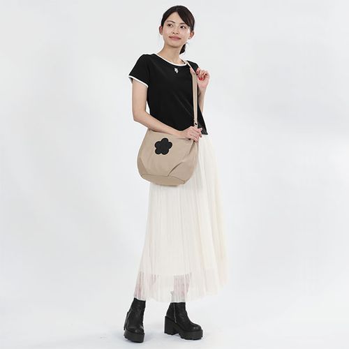 ナイロンマットサテンデイジー ショルダー（グレージュ） | MARY QUANT