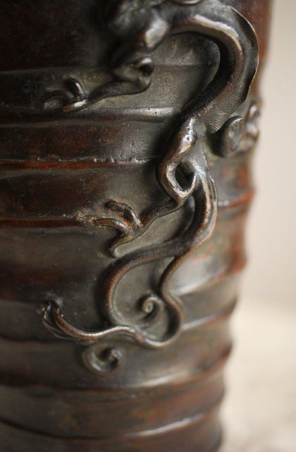 須賀月真 蝋型鋳造 雨龍紋 花入/花瓶 A copper vase by GesshinM254 | Nobiru Japanese Antiques  - Buyee, an Online Proxy Shopping Service | Shop at Nobiru Japanese Antiques