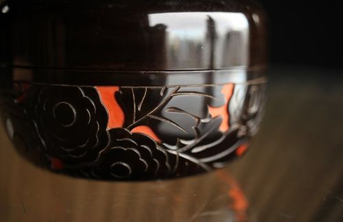 A urushi lacquered lid box by Yozei 堆朱楊成 菊桐 彫漆堆漆棗