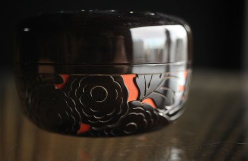 A urushi lacquered lid box by Yozei 堆朱楊成 菊桐 彫漆堆漆棗