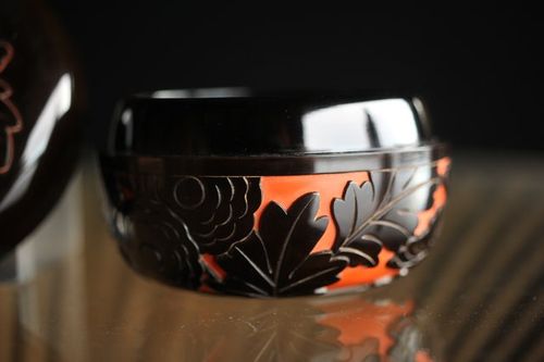 A urushi lacquered lid box by Yozei 堆朱楊成 菊桐 彫漆堆漆棗