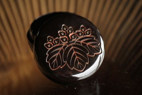 A urushi lacquered lid box by Yozei 堆朱楊成 菊桐 彫漆堆漆棗