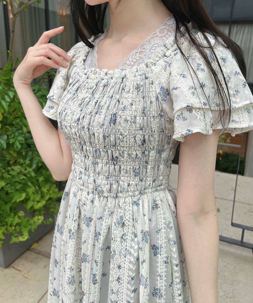 フィント フリル使い小花柄シャーリングワンピース フリル使い小花柄シャーリングワンピース（ワンピース）｜F