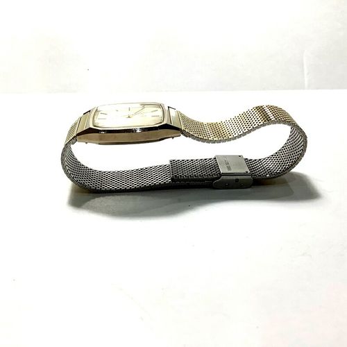 JUNGHANS ユンハンスクォーツ時計 シルバー/ゴールド　2個セット ユンハンス(JUNGHANS) 最小限のサイズで最大限に美しく。機能美