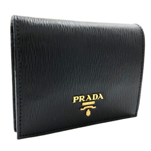 PRADA ブラックレザー折り財布 身近 PRADA ブラックレザー折り財布 身近
