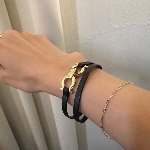 美品】Ferragamo ガンチーニ金具レザーブレスレット ゴールド