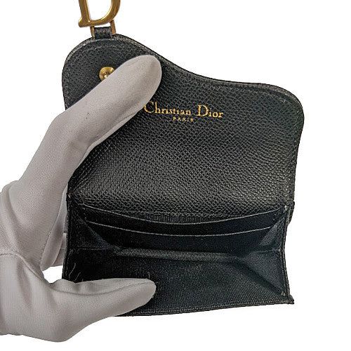 SADDLE フラップ カードホルダー DIOR》SADDLE フラップ コンパクト ジップカードホルダー (Dior/カード