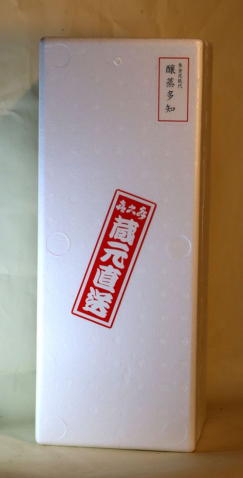 喜久水酒造出品的大吟釀「朱金泥能代醸蒸多知」，其包裝採用名貴的【友