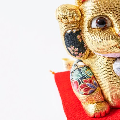 江戸木目込人形 招き猫 金 座布団付 / Edo Kimekomi Ningyo Maneki