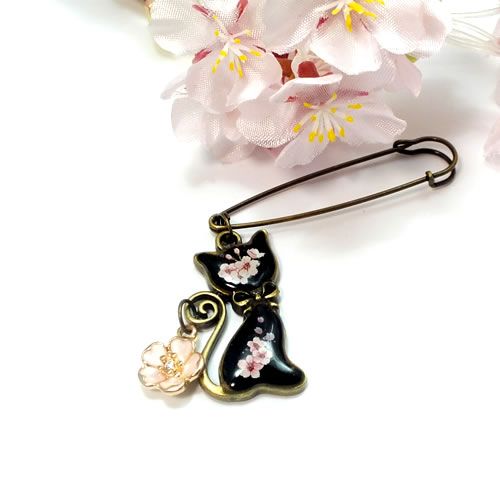 deco chan!】黒猫と桜【ブローチ】 | ヴィレッジヴァンガード