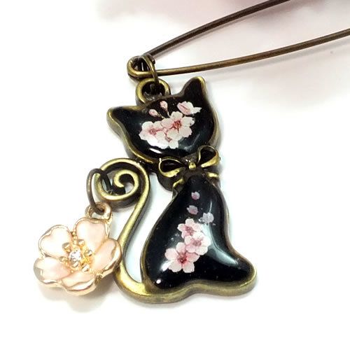 deco chan!】黒猫と桜【ブローチ】 | ヴィレッジヴァンガード